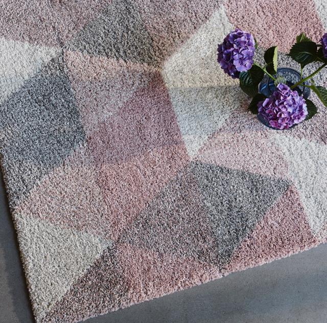 Pink and grey bedroom – rug in shades of pink